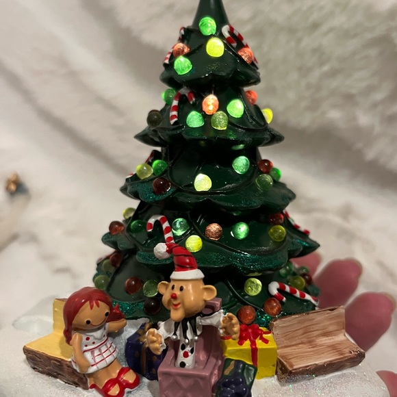 Vintage Hawthorne Village “Bumble & Christmas Town Tree” lighted figurine - Picture 5 of 8